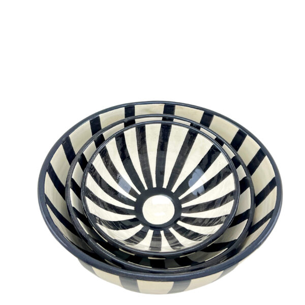 Set de bols en céramique artisanale avec rayures noires et blanches verticales, design moderne.