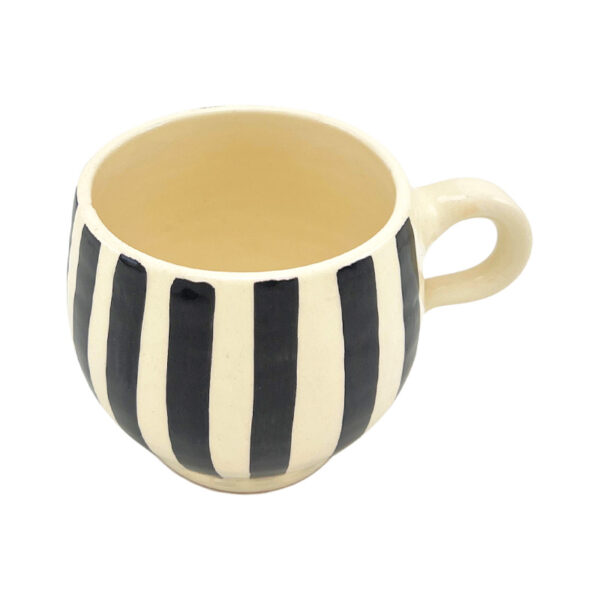 Tasse en céramique artisanale personnalisable à rayures noires, fait main, design élégant pour café ou thé.