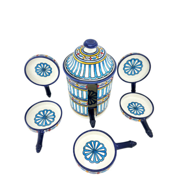 Service à apéritif marocain peint à la main avec récipient central et six assiettes individuelles décorées de motifs bleus et jaunes traditionnels.