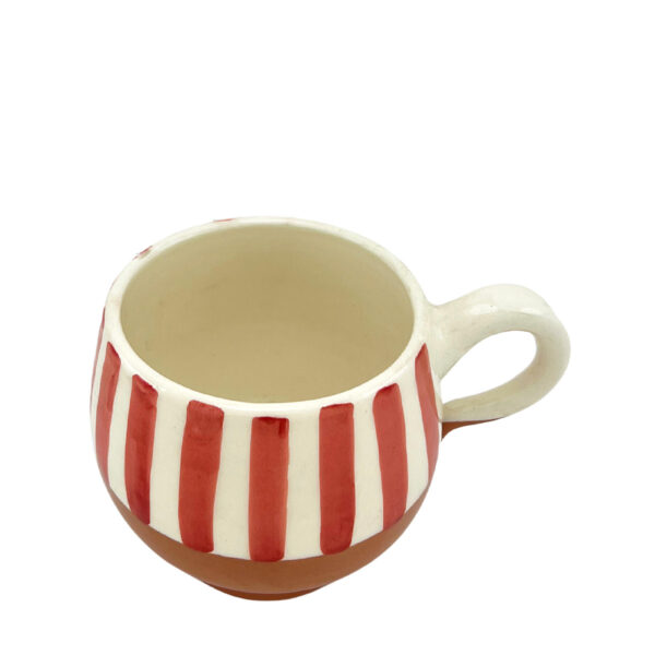 Tasse en céramique artisanale avec rayures rouges, fait main, personnalisable, idéale pour café et thé.