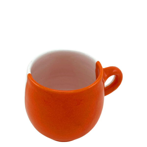 Tasse en céramique artisanale orange, fait main, personnalisable, design moderne et élégant pour café ou thé.