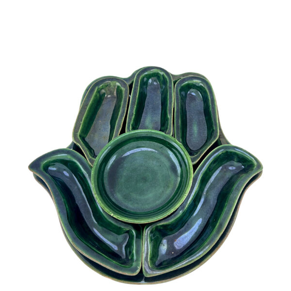 Plateau en poterie artisanale de Tamegroute en forme de main de Fatma, avec des teintes vert émeraude et rouge, idéal pour servir des apéritifs ou comme pièce décorative.