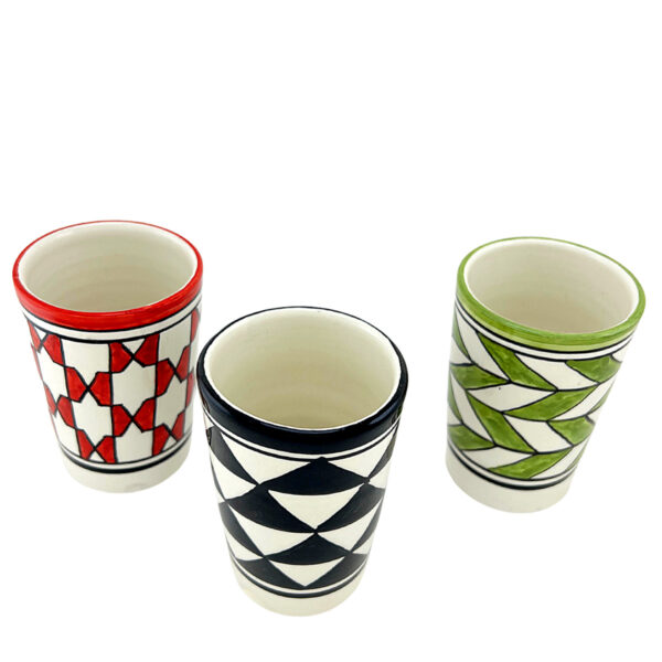 Gobelet artisanal en porcelaine de Fès, motifs géométriques noirs et blancs, peint à la main, idéal pour boissons ou décoration, personnalisable.