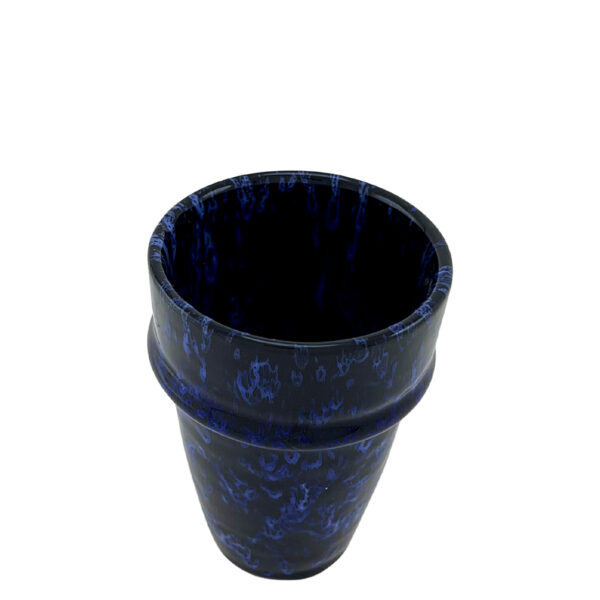 Verre en terre cuite bleu marbré fait main, design artisanal marocain élégant.