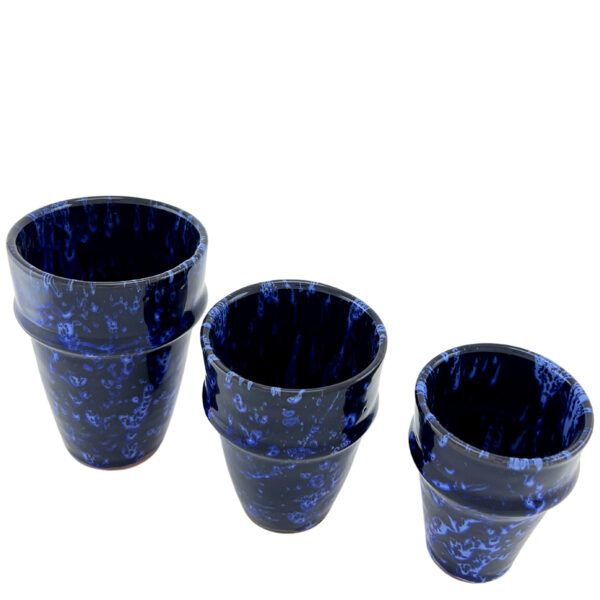 Verre en terre cuite bleu marbré fait main, design artisanal marocain élégant.
