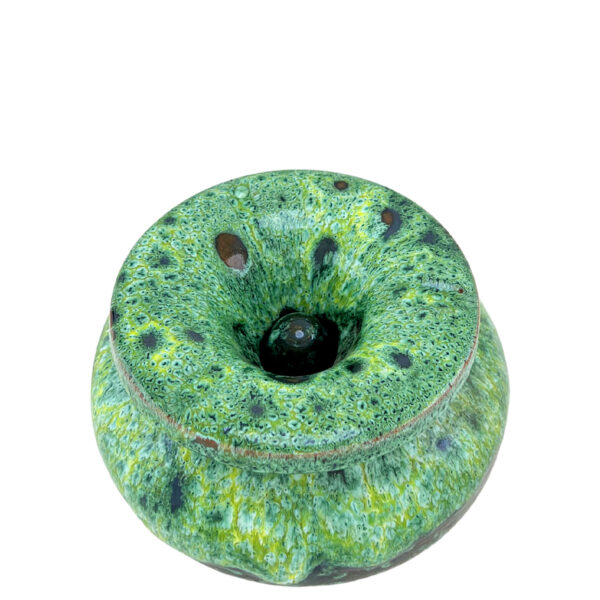 Cendriers artisanaux en céramique émaillée, disponibles en bleu, vert et rouge, fabriqués à la main avec des options de personnalisation pour particuliers et professionnels.
