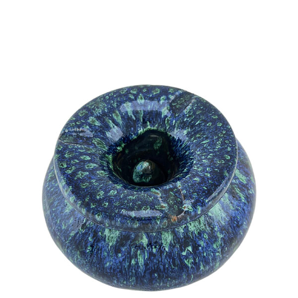 Cendriers artisanaux en céramique émaillée, disponibles en bleu, vert et rouge, fabriqués à la main avec des options de personnalisation pour particuliers et professionnels.