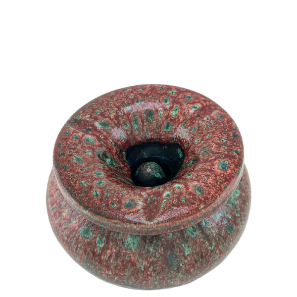 Cendriers artisanaux en céramique émaillée, disponibles en bleu, vert et rouge, fabriqués à la main avec des options de personnalisation pour particuliers et professionnels.