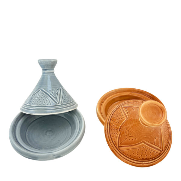 Mini-tajines artisanaux en terre cuite avec finitions gravées traditionnelles, disponibles en gris et en terre cuite naturelle, parfaits pour la décoration ou le service, avec option de couleurs personnalisables.