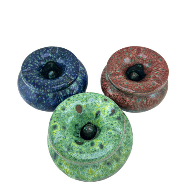 Cendriers artisanaux en céramique émaillée, disponibles en bleu, vert et rouge, fabriqués à la main avec des options de personnalisation pour particuliers et professionnels.