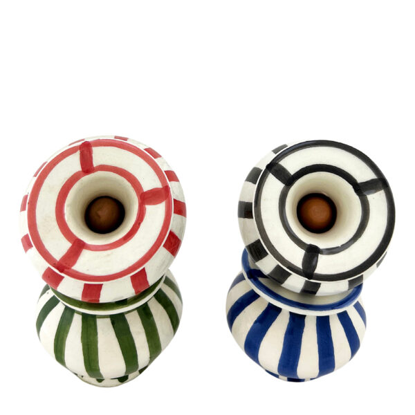 Cendriers artisanaux en céramique avec des motifs rayés colorés (rouge, noir, vert et bleu), faits main et élégants.