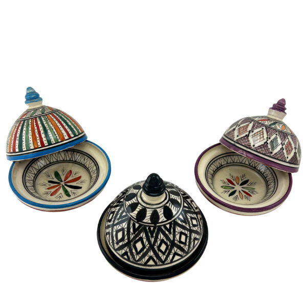 Petits tajines marocains artisanaux en céramique, parfaits pour épices et condiments, avec motifs traditionnels personnalisables.