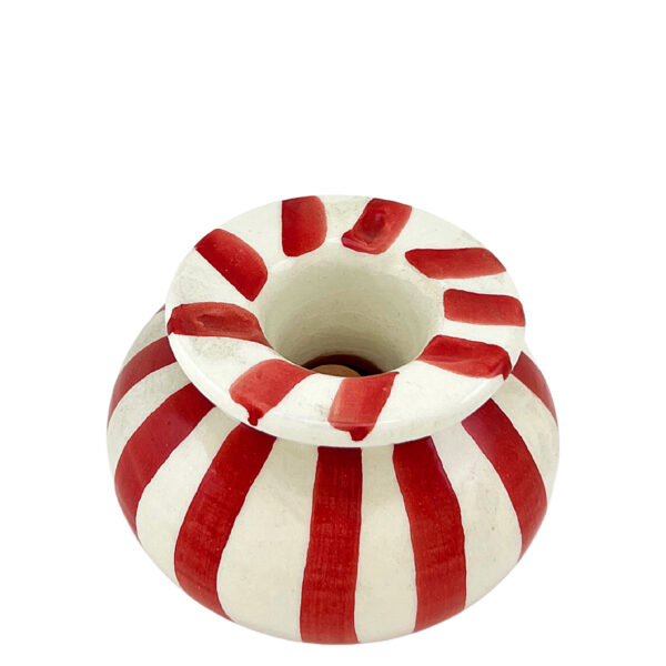 Cendrier en terre cuite peint à la main avec des rayures rouges et blanches, idéal pour une décoration artisanale et fonctionnelle.