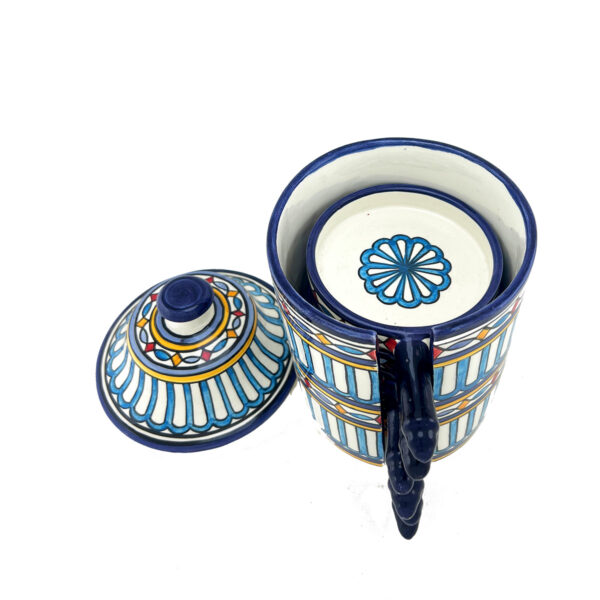 Service à apéritif marocain peint à la main avec récipient central et six assiettes individuelles décorées de motifs bleus et jaunes traditionnels.