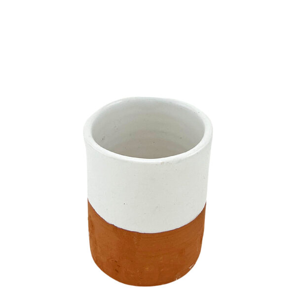 Verre en céramique bicolore, fait main, avec un design minimaliste blanc et terre cuite, idéal pour toutes les boissons.