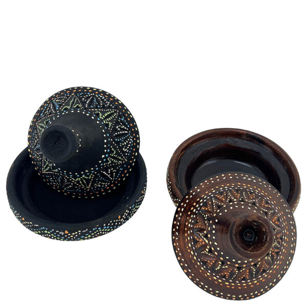 Petits tajines en terre cuite artisanaux noirs et marrons avec motifs peints à la main, parfaits pour épices et condiments, personnalisables.