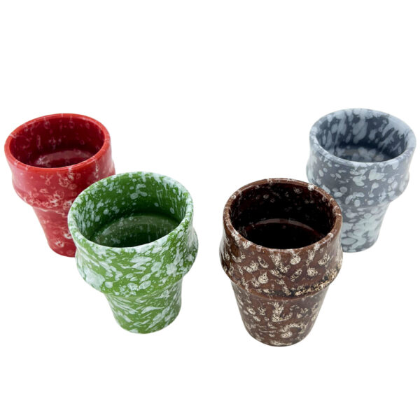 Cendriers marocains artisanaux en terre cuite, peints à la main dans des couleurs vives (gris, vert, orange) et ornés de détails métalliques argentés, parfaits pour une décoration authentique et pratique.