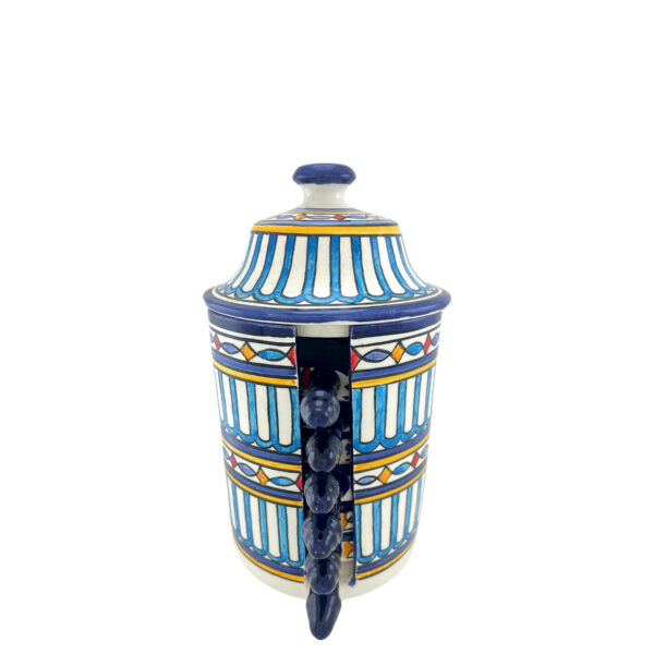 Service à apéritif marocain peint à la main avec récipient central et six assiettes individuelles décorées de motifs bleus et jaunes traditionnels.