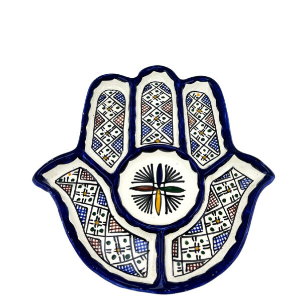 Plateau en forme de main de Fatma en argile blanche, peint à la main avec des motifs marocains traditionnels, idéal pour servir des apéritifs ou comme pièce décorative.