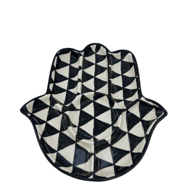 Plateau en forme de main de Fatma en argile blanche, peint à la main avec des motifs marocains traditionnels, idéal pour servir des apéritifs ou comme pièce décorative.