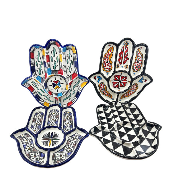 Plateau en forme de main de Fatma en argile blanche, peint à la main avec des motifs marocains traditionnels, idéal pour servir des apéritifs ou comme pièce décorative.