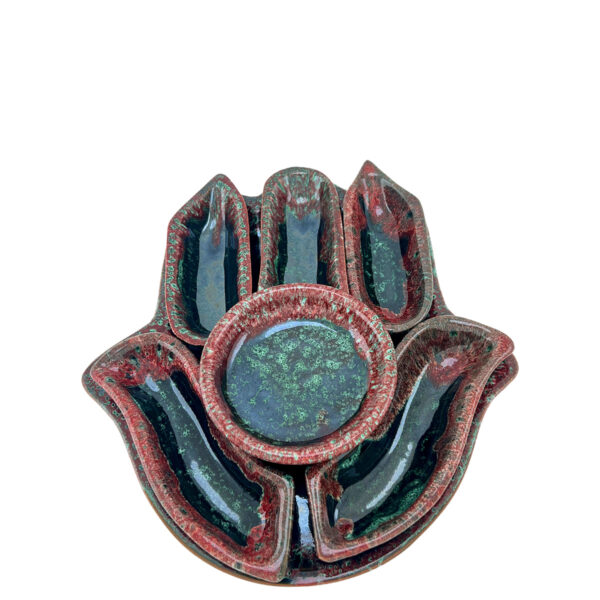 Plateau en poterie artisanale de Tamegroute en forme de main de Fatma, avec des teintes vert émeraude et rouge, idéal pour servir des apéritifs ou comme pièce décorative.