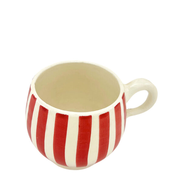 Tasse en céramique artisanale personnalisable à rayures noires, fait main, design élégant pour café ou thé.
